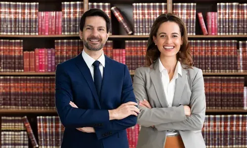 法律研究 Graduates Smiling in Front of Bookshelves